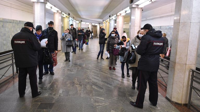 Проверка наличия цифровых пропусков на станции метро Сокольники в Москве Проверка наличия цифровых пропусков на станции метро Сокольники в Москве