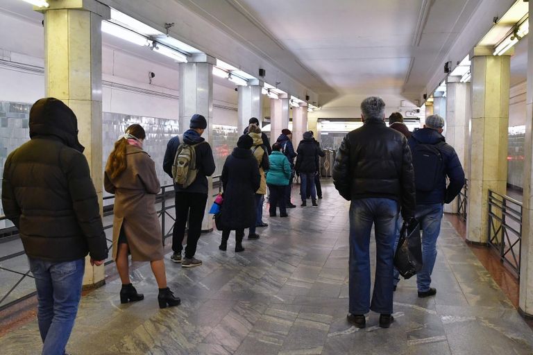 Проверка электронных пропусков у пассажиров на станции метро Сокольники в Москве Проверка электронных пропусков у пассажиров на станции метро Сокольники в Москве