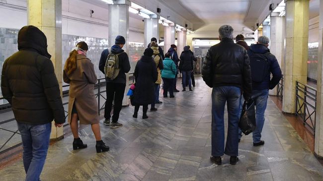 Проверка электронных пропусков у пассажиров на станции метро Сокольники в Москве Проверка электронных пропусков у пассажиров на станции метро Сокольники в Москве