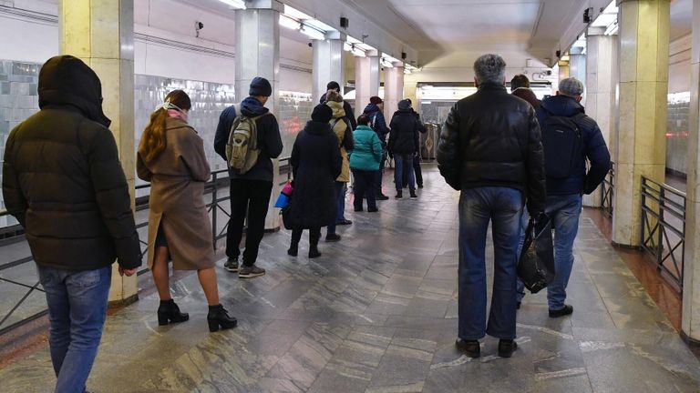 Проверка электронных пропусков у пассажиров на станции метро Сокольники в Москве Проверка электронных пропусков у пассажиров на станции метро Сокольники в Москве