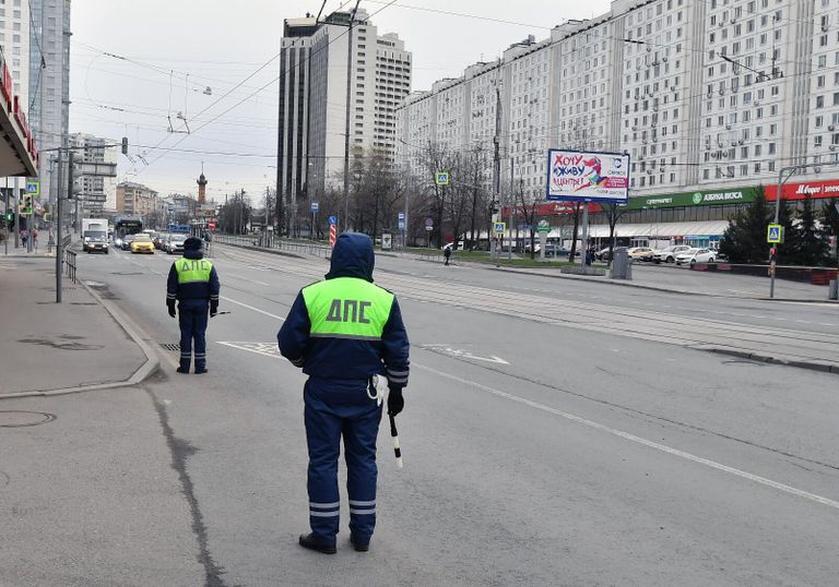 Сотрудники дорожно-патрульной службы ГИБДД на улице Стромынка в Москве Сотрудники дорожно-патрульной службы ГИБДД на улице Стромынка в Москве