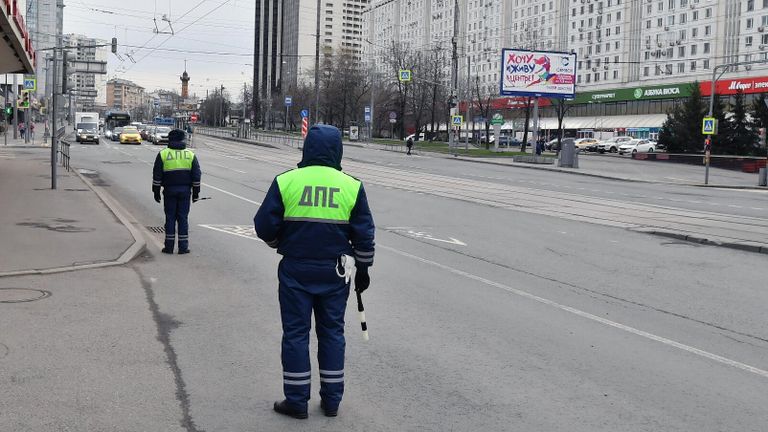 Сотрудники дорожно-патрульной службы ГИБДД на улице Стромынка в Москве Сотрудники дорожно-патрульной службы ГИБДД на улице Стромынка в Москве