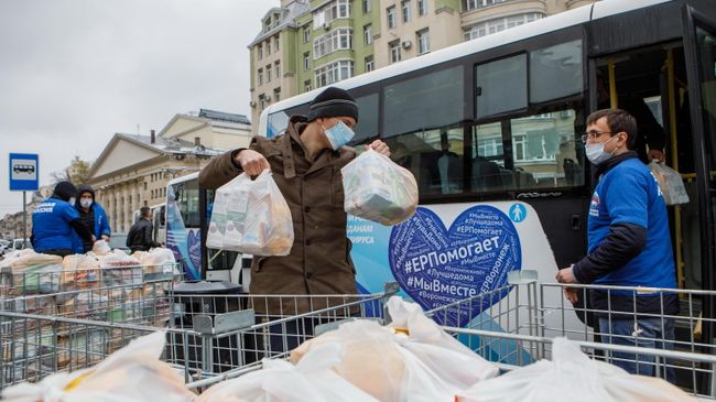 Волонтеры с продуктами Волонтеры с продуктами