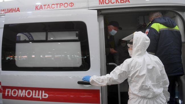 Автомобиль скорой помощи с пассажирами, прибывшими рейсом компании Аэрофлот из Нью-Йорка, в Международном аэропорту Шереметьево