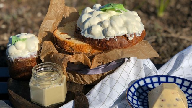 Кулич с пьяными сухофруктами, орехами, белым шоколадом и фисташковым кремом Кулич с пьяными сухофруктами, орехами, белым шоколадом и фисташковым кремом