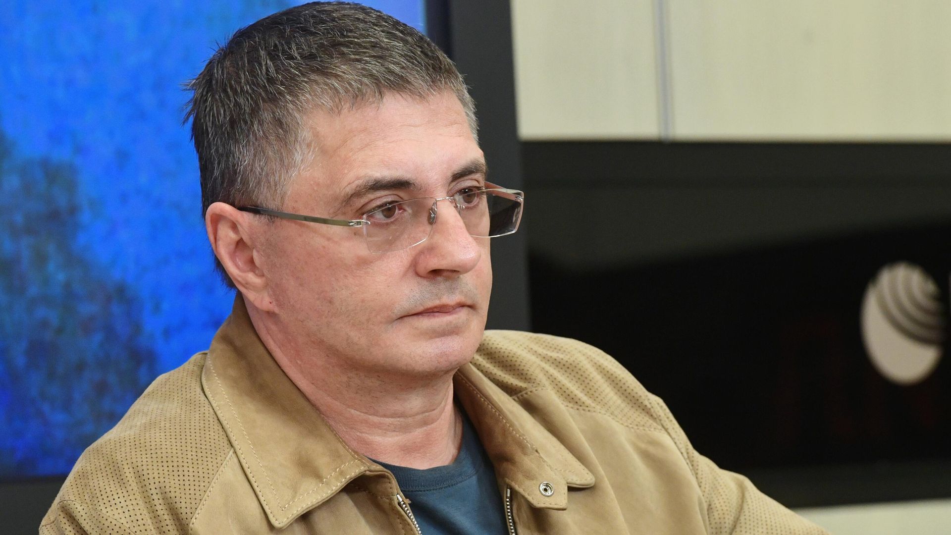 Врач Александр Мясников во время пресс-конференции Врач Александр Мясников во время пресс-конференции - РИА Новости, 1920, 23.03.2021