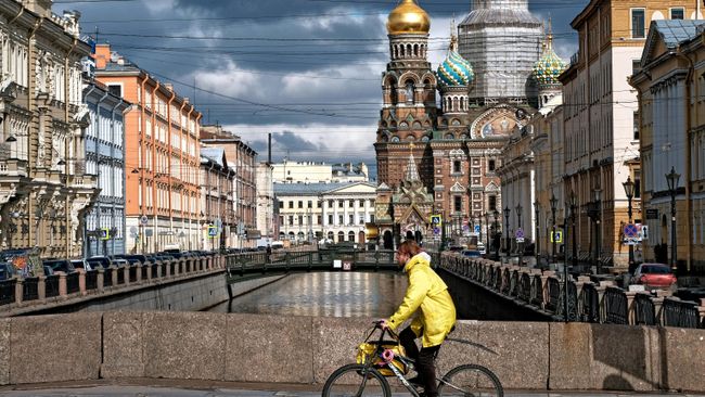 Молодой человек на велосипеде в Санкт-Петербурге Молодой человек на велосипеде в Санкт-Петербурге