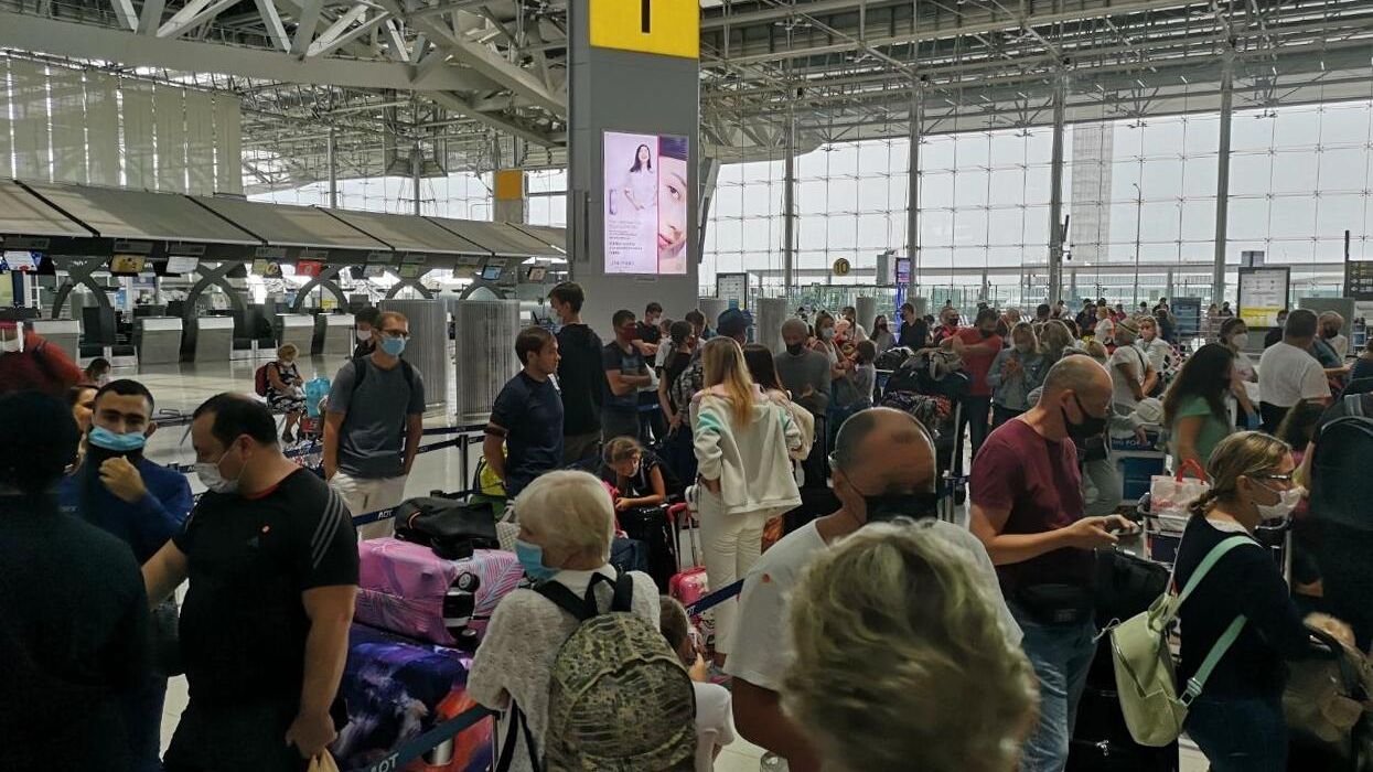 Пассажиры в аэропорту Бангкока Пассажиры в аэропорту Бангкока - РИА Новости, 1920, 16.12.2025