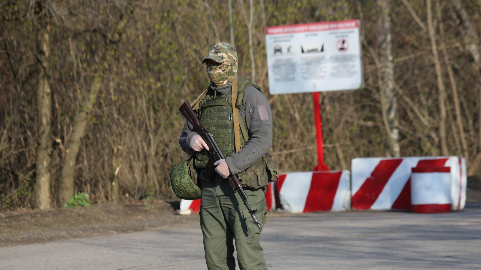 Военнослужащий ДНР на КПП на окраине города Горловка в Донецкой области Военнослужащий ДНР на КПП на окраине города Горловка в Донецкой области - РИА Новости, 1920, 23.11.2020