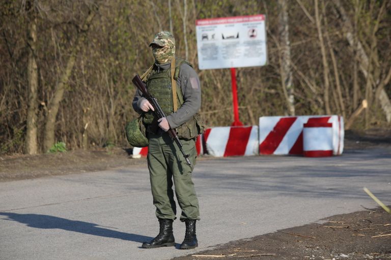 Военнослужащий ДНР на КПП на окраине города Горловка в Донецкой области Военнослужащий ДНР на КПП на окраине города Горловка в Донецкой области