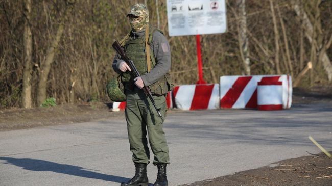Военнослужащий ДНР на КПП на окраине города Горловка в Донецкой области Военнослужащий ДНР на КПП на окраине города Горловка в Донецкой области