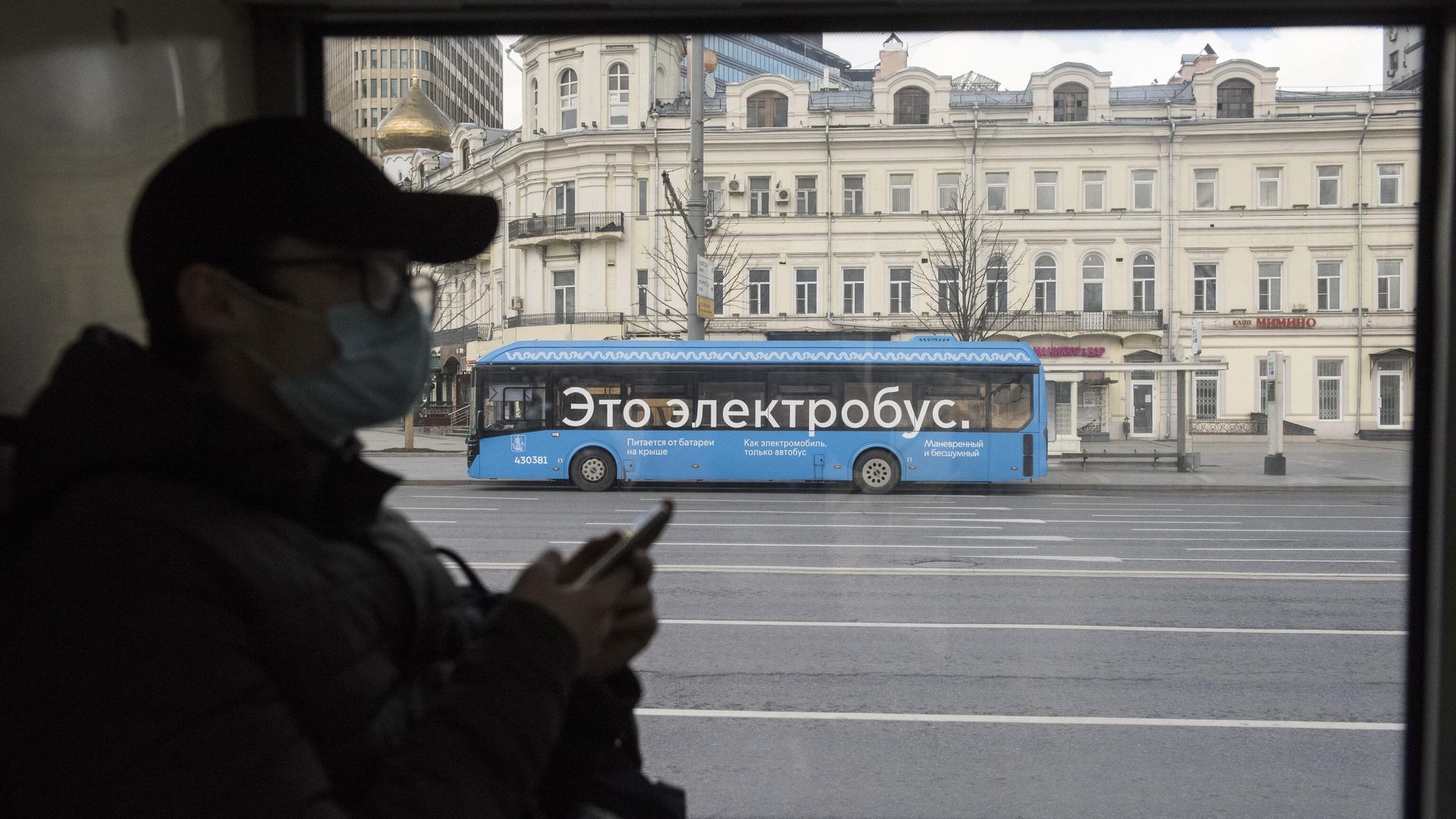 Мужчина в салоне электробуса в Москве Мужчина в салоне электробуса в Москве - РИА Новости, 1920, 29.06.2021