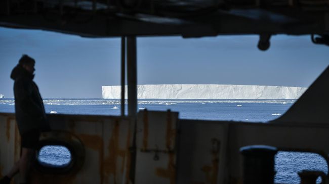 Член экипажа на корабле в Тихоокеанском секторе Антарктики в районе моря Росса Член экипажа на корабле в Тихоокеанском секторе Антарктики в районе моря Росса