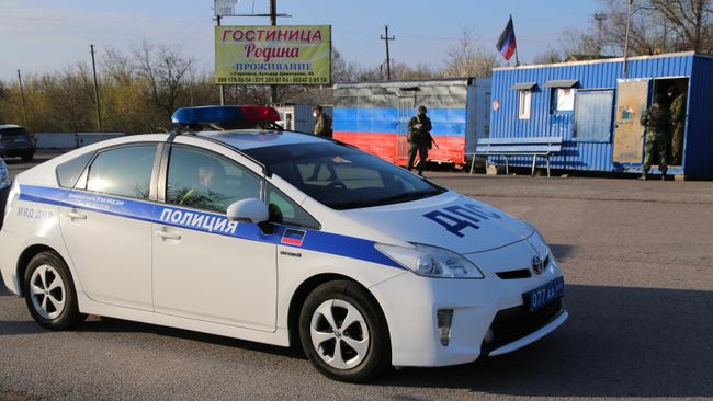 Автомобиль ДПС ДНР на КПП на окраине города Горловка в Донецкой области Автомобиль ДПС ДНР на КПП на окраине города Горловка в Донецкой области