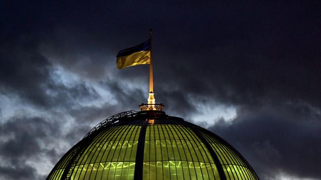 Украинский флаг на здании парламента в Киеве Украинский флаг на здании парламента в Киеве