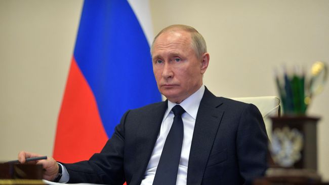 Президент РФ Владимир Путин во время совещания в режиме видеоконференции Президент РФ Владимир Путин во время совещания в режиме видеоконференции