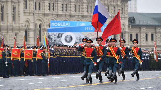 Знаменная группа на военном параде на Красной площади Знаменная группа на военном параде на Красной площади