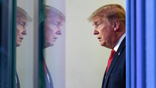 Президент США Дональд Трамп перед брифингом для прессы в Белом доме Президент США Дональд Трамп перед брифингом для прессы в Белом доме