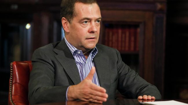 Дмитрий Медведев во время интервью Дмитрий Медведев во время интервью