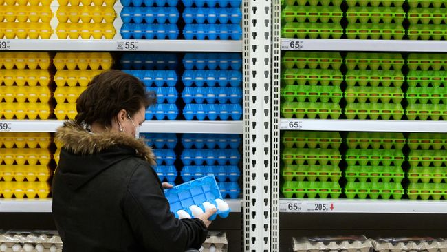 Покупатель в гипермаркете Ашан в Новосибирске