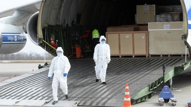 Разгрузка в казанском аэропорту транспортного самолета Ан-124 Руслан, доставившего маски и медицинское оборудование из Хайнаня Разгрузка в казанском аэропорту транспортного самолета Ан-124 Руслан, доставившего маски и медицинское оборудование из Хайнаня