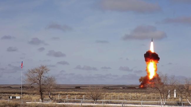 Испытательный пуск новой модернизированной ракеты российской системы ПРО на полигоне Сары-Шаган. Стоп-кадр с видео, опубликованного Министерством обороны РФ Испытательный пуск новой модернизированной ракеты российской системы ПРО на полигоне Сары-Шаган. Стоп-кадр с видео, опубликованного Министерством обороны РФ