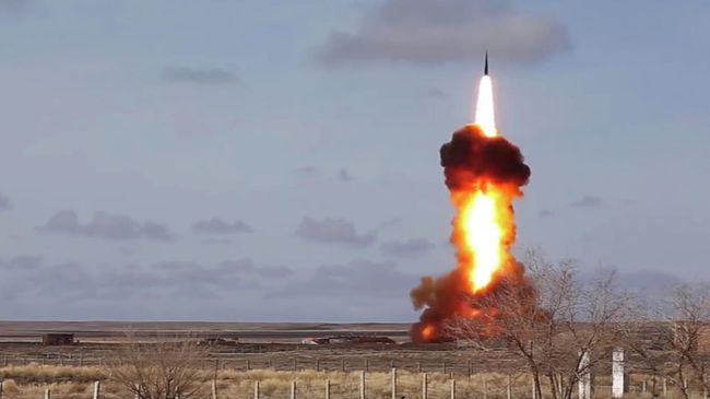 Испытательный пуск новой модернизированной ракеты российской системы ПРО на полигоне Сары-Шаган. Стоп-кадр с видео, опубликованного Министерством обороны РФ