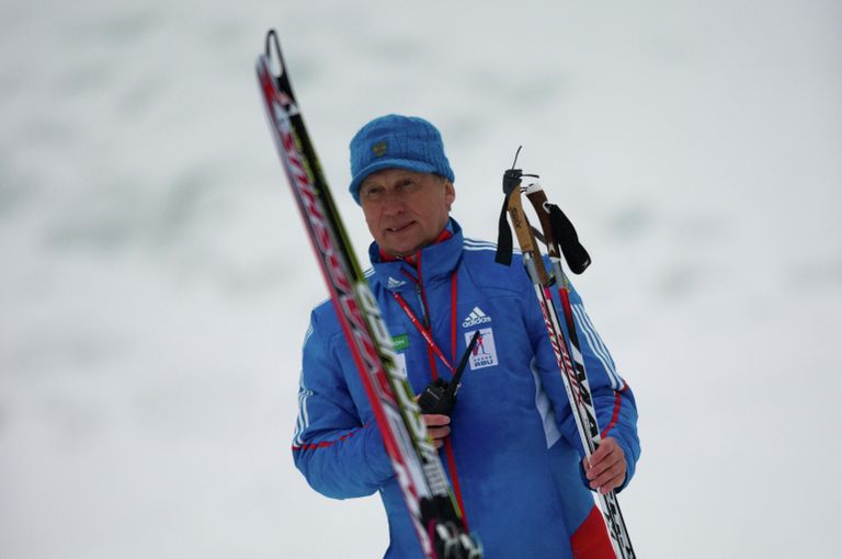 Валерий Польховский наблюдает за ходом гонки