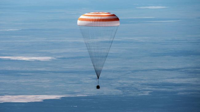 Посадка пилотируемого корабля Союз МС-15
