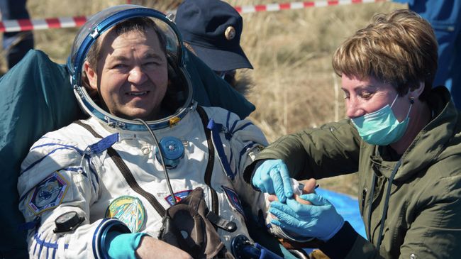 Космонавт Роскосмоса Олег Скрипочка после посадки спускаемого аппарата транспортного пилотируемого корабля Союз МС-15. 17 апреля 2020 Космонавт Роскосмоса Олег Скрипочка после посадки спускаемого аппарата транспортного пилотируемого корабля Союз МС-15. 17 апреля 2020
