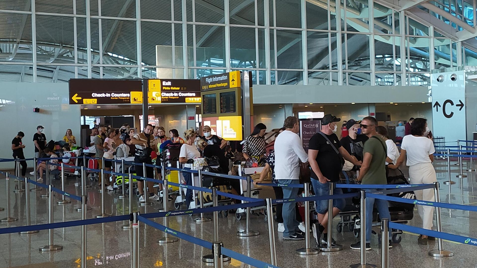 Российские граждане в аэропорту Денпасара ожидают посадки на рейс в Москву Российские граждане в аэропорту Денпасара ожидают посадки на рейс в Москву - РИА Новости, 1920, 28.10.2022