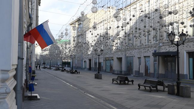 Пустая Никольская улица в Москве Пустая Никольская улица в Москве