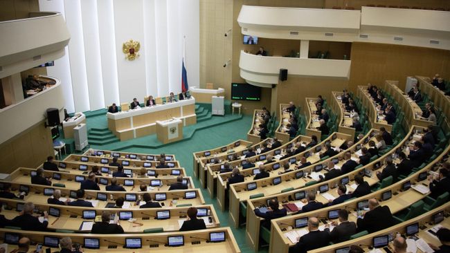 Сенаторы на заседании Совета Федерации РФ Сенаторы на заседании Совета Федерации РФ