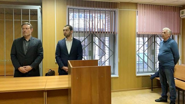 Адвокат Александр Вершинин (справа) в суде. 17 апреля 2020 Адвокат Александр Вершинин (справа) в суде. 17 апреля 2020