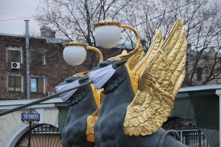 В Санкт-Петербурге на грифонов Банковского моста надели маски, чтобы привлечь внимание к хрупкости всего окружающего В Санкт-Петербурге на грифонов Банковского моста надели маски, чтобы привлечь внимание к хрупкости всего окружающего