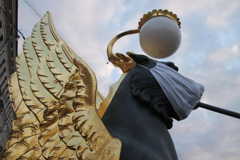 В Санкт-Петербурге на грифонов Банковского моста надели маски, чтобы привлечь внимание к хрупкости всего окружающего В Санкт-Петербурге на грифонов Банковского моста надели маски, чтобы привлечь внимание к хрупкости всего окружающего