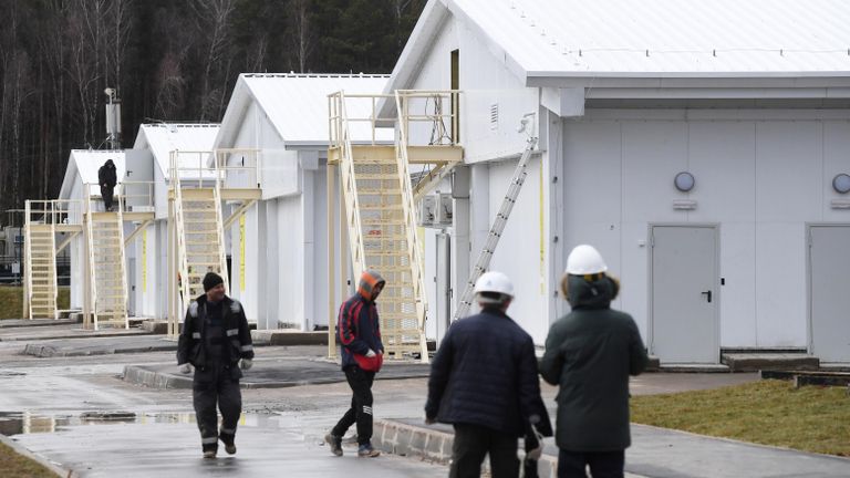 Рабочие на территории инфекционного центра в Новой Москве Рабочие на территории инфекционного центра в Новой Москве