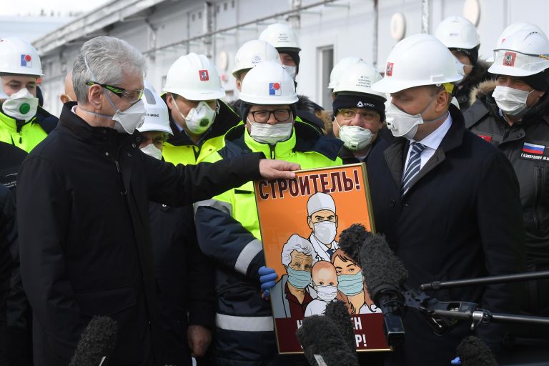 Мэр Москвы Сергей Собянин (слева) на открытии инфекционного центра в Новой Москве