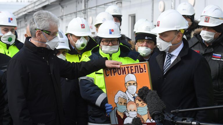 Мэр Москвы Сергей Собянин (слева) на открытии инфекционного центра в Новой Москве Мэр Москвы Сергей Собянин (слева) на открытии инфекционного центра в Новой Москве