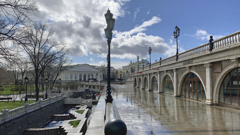 Манежная площадь и Александровский сад в Москве 