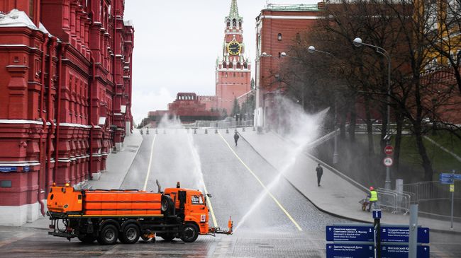 Автомобиль коммунальных служб дезинфицирует дороги и тротуары у Красной площади в Москве Автомобиль коммунальных служб дезинфицирует дороги и тротуары у Красной площади в Москве