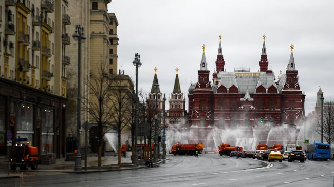 Автомобили коммунальных служб дезинфицируют дороги и тротуары в центре Москвы Автомобили коммунальных служб дезинфицируют дороги и тротуары в центре Москвы