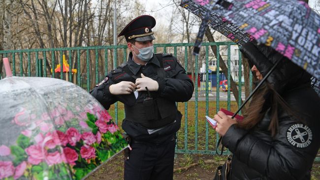 Сотрудник полиции разговаривает с прохожей на улице Сотрудник полиции разговаривает с прохожей на улице