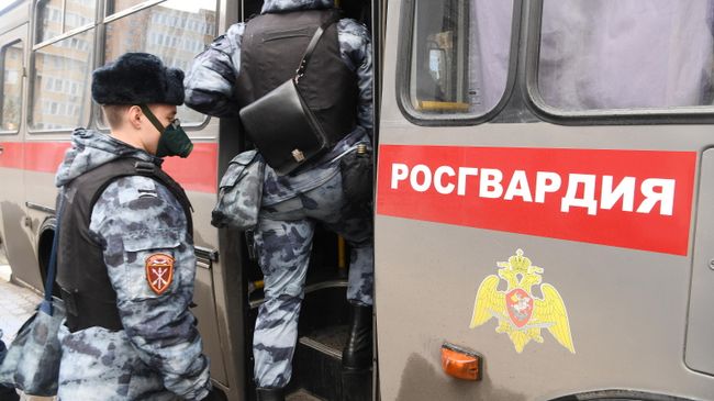 Сотрудники Росгвардии садятся в служебный автобус в Москве Сотрудники Росгвардии садятся в служебный автобус в Москве