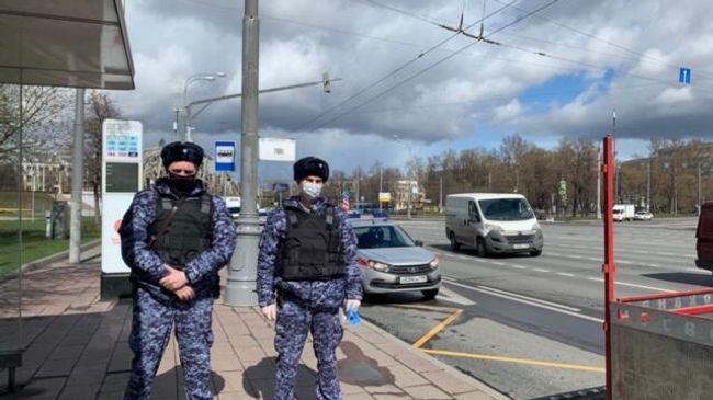 Сотрудники Росгвардии во время патрулирования улиц в Москве Сотрудники Росгвардии во время патрулирования улиц в Москве