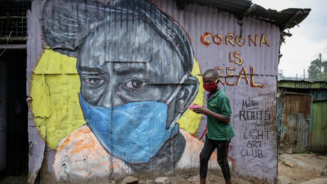 Информационное граффити художников the Mathare Roots, предупреждающее об опасности коронавируса в Найроби, Кения Информационное граффити художников the Mathare Roots, предупреждающее об опасности коронавируса в Найроби, Кения