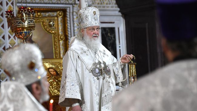 Патриарх Московский и всея Руси Кирилл с Благодатным огнем на праздничном пасхальном богослужении в храме Христа Спасителя в Москве