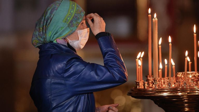 Верующая на праздничном пасхальном богослужении в Александро-Невском кафедральном соборе в Симферополе Верующая на праздничном пасхальном богослужении в Александро-Невском кафедральном соборе в Симферополе