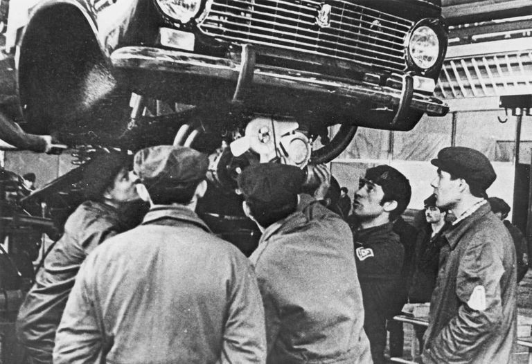 Рабочие во время сборки одного из первых автомобилей ВАЗ-2101 Рабочие во время сборки одного из первых автомобилей ВАЗ-2101