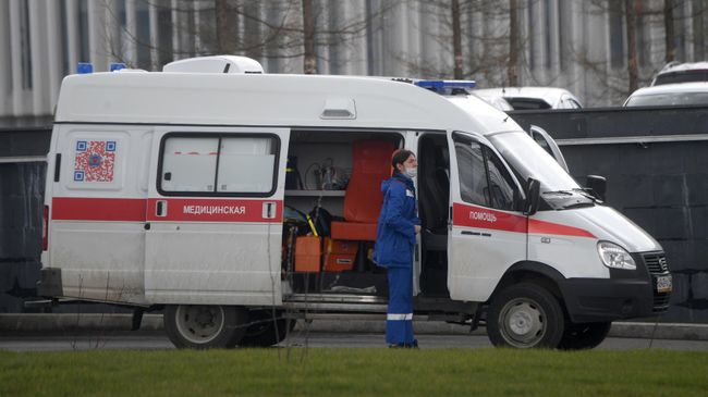 Автомобиль скорой помощи на территории Московского карантинного центра по коронавирусу в Коммунарке Автомобиль скорой помощи на территории Московского карантинного центра по коронавирусу в Коммунарке